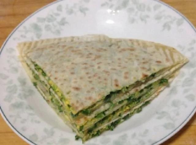 妈妈做的菜饼 简单又好吃 一锅根本不够吃 上桌就被抢光了