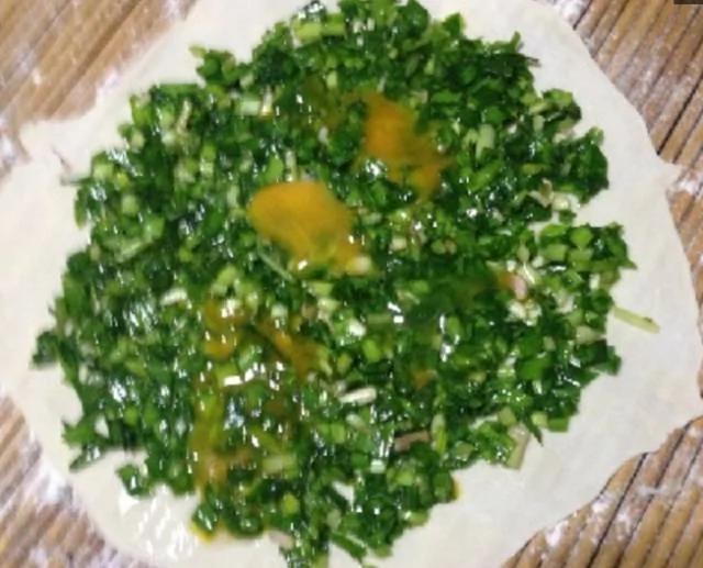 妈妈做的菜饼 简单又好吃 一锅根本不够吃 上桌就被抢光了