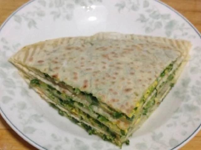 妈妈做的菜饼 简单又好吃 一锅根本不够吃 上桌就被抢光了