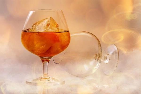 喝酒莫贪杯!最新医学研究:每周饮用酒精超过100公克 早死风险多一点