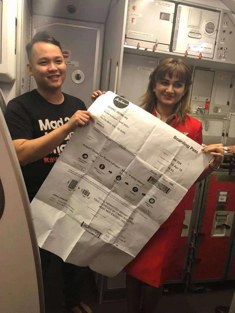 损友竟然来这招!男子拿“特大登机证”上机 空姐一看都快笑晕了!