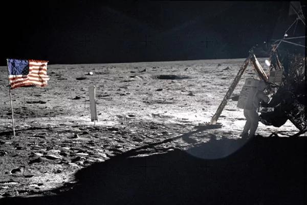 被外星人“偷”走了?月球上的美国国旗神秘消失!