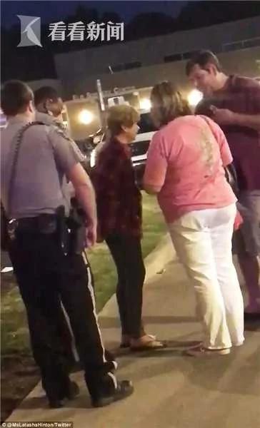 怀孕黑人女兵停残疾车位 白人老妇率儿女尾随攻击!