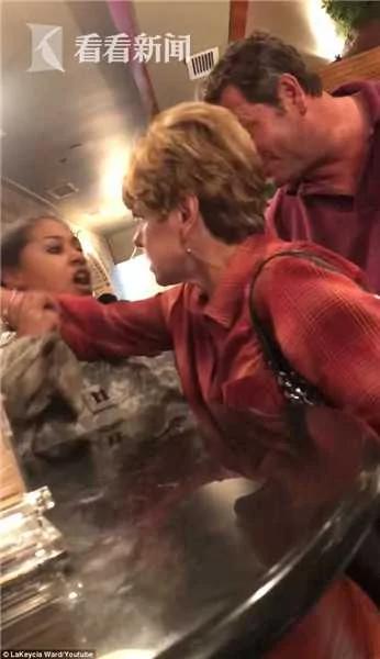 怀孕黑人女兵停残疾车位 白人老妇率儿女尾随攻击!
