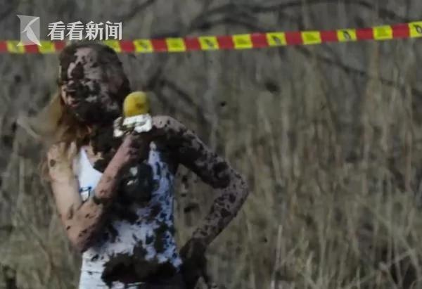 囧!美女记者优雅采访摩托车手 被甩一脸泥!