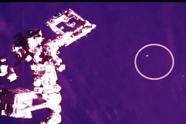 国际太空站附近现神秘三角形UFO!