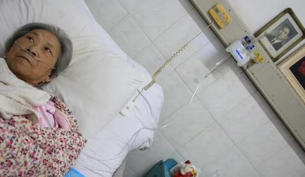 母亲重病我伺候5年 死后遗产不给我半分 看见遗嘱我幸福的笑了!