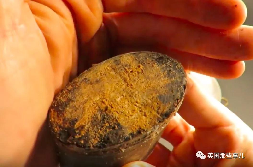 放了118年的军用牛肉什么味?这小哥作死尝了下