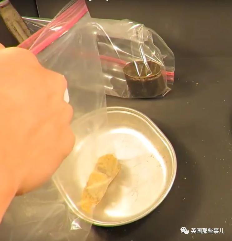 放了118年的军用牛肉什么味?这小哥作死尝了下