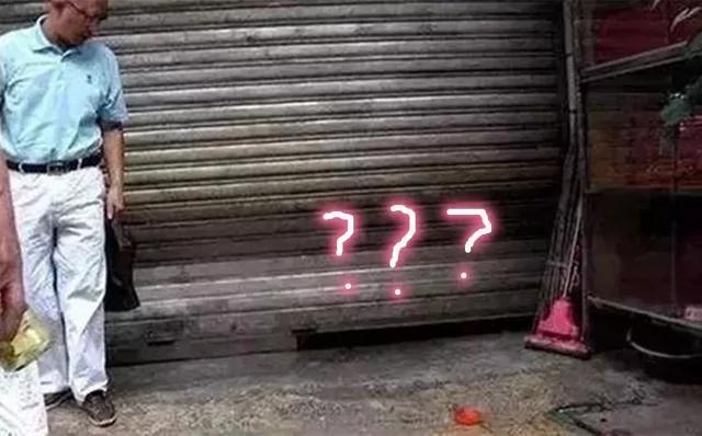 二哈头卡在卷闸门下 路人营救 下一秒却被气疯了!