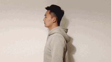 你还在低头玩儿手机吗?这些动作教你减少颈椎压力