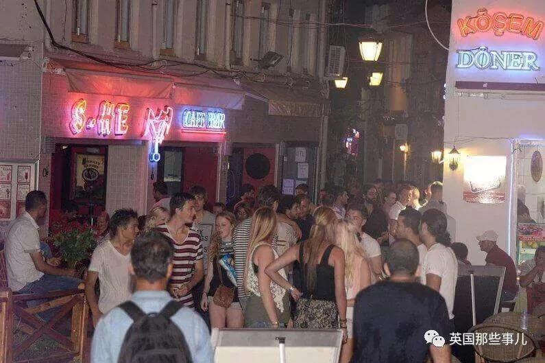 外国小哥在中国大陆遇到酒托 果断被坑一脸