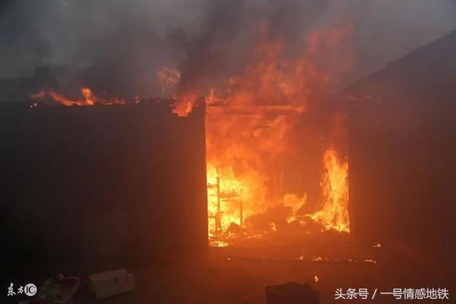 村里的傻子死了 他无儿无女 村长给他披麻戴孝 其身份非同一般!