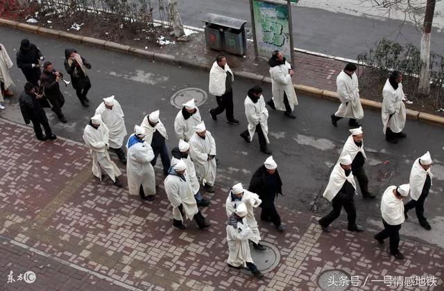 村里的傻子死了 他无儿无女 村长给他披麻戴孝 其身份非同一般!