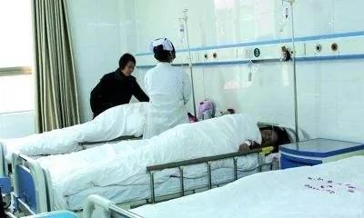 妻子怀孕9个月,被三辆车撞进了医院,走出手术室我给肇事者一万块钱!