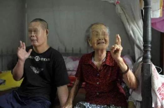 陌生路人给大娘5万元钱 大娘觉得蹊跷跟踪路人 发现其中的秘密!