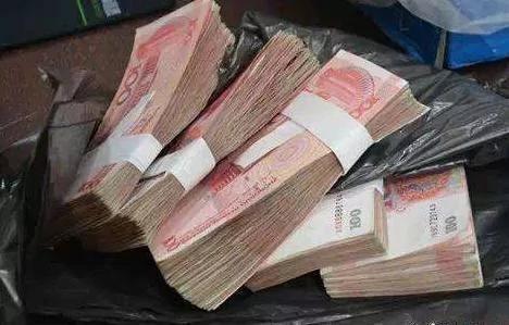 陌生路人给大娘5万元钱 大娘觉得蹊跷跟踪路人 发现其中的秘密!