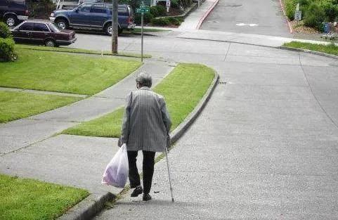 陌生路人给大娘5万元钱 大娘觉得蹊跷跟踪路人 发现其中的秘密!