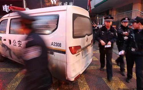 陌生路人给大娘5万元钱 大娘觉得蹊跷跟踪路人 发现其中的秘密!