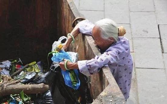 陌生路人给大娘5万元钱 大娘觉得蹊跷跟踪路人 发现其中的秘密!