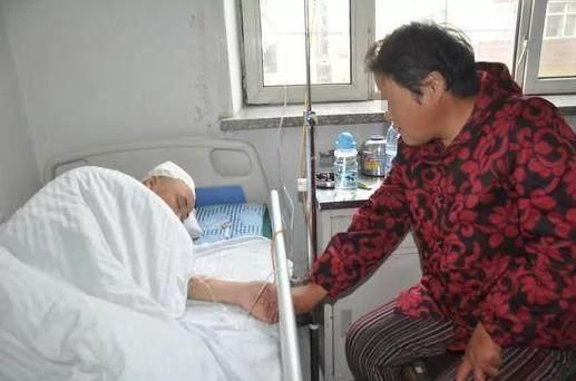 陌生路人给大娘5万元钱 大娘觉得蹊跷跟踪路人 发现其中的秘密!