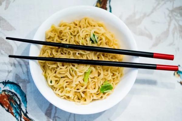 天天泡面速食 17岁少年大肠癌晚期