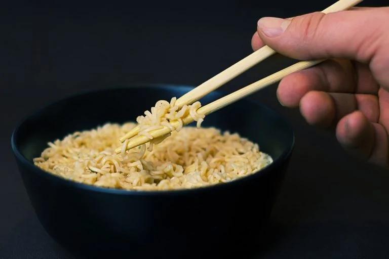 天天泡面速食 17岁少年大肠癌晚期
