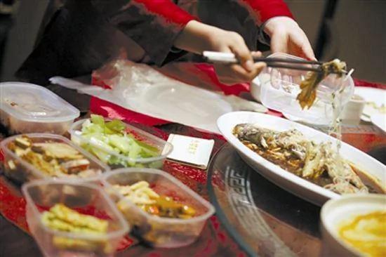 父亲打包剩饭被亲家一家人嘲笑 结帐时经理的“一句话”吓坏了亲家母脸色苍白!