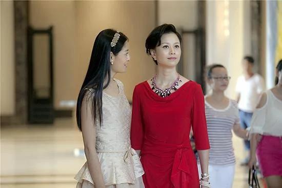 父亲打包剩饭被亲家一家人嘲笑 结帐时经理的“一句话”吓坏了亲家母脸色苍白!