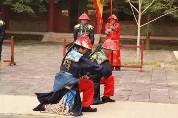 清朝大臣见到皇帝:喊“喳”的一声“放哇哈” 有典故