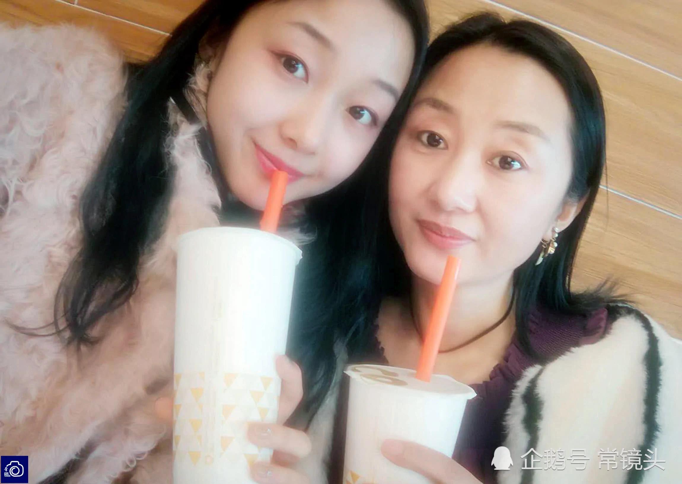 校花晒母女合影照惊艳网友 妈妈竟冻龄17年!