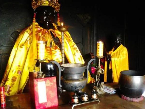 武当山金殿神灯竟能六百年不灭 感应雷电 至今无人破解!