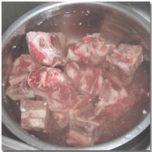 从冰箱拿出的冻肉怎样才能快速解冻?