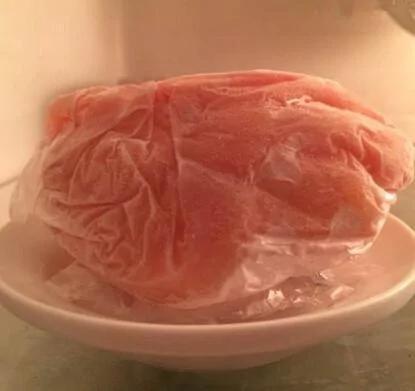 从冰箱拿出的冻肉怎样才能快速解冻?