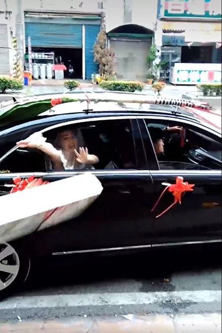 惊人创意 新娘向车外丢冷气机 网友:新郎多珍重!