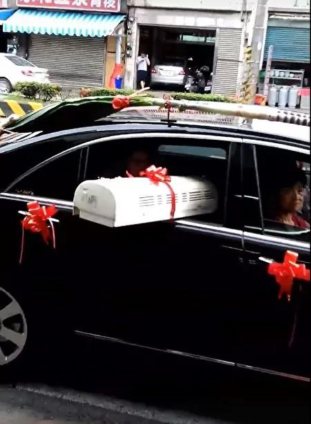 惊人创意 新娘向车外丢冷气机 网友:新郎多珍重!