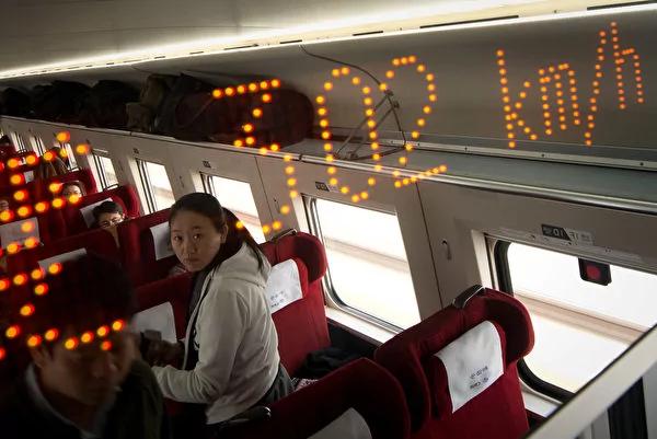 斯文男士提醒高铁搭错方向 她冲下车又立马上车 引爆笑!
