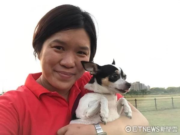 一位陌生壮汉抱着狗狗哭说:“拜托你抱抱它!” 背后原因暖哭!