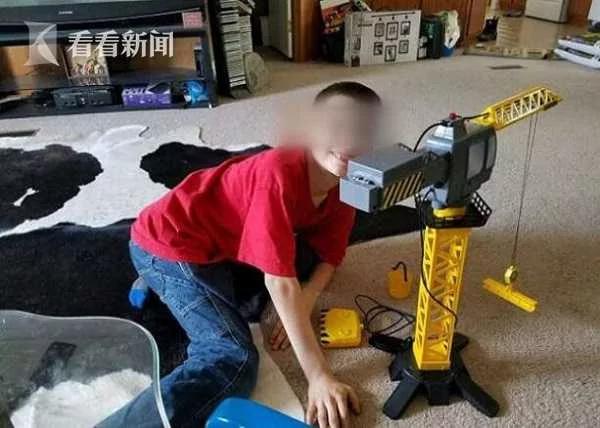 自闭男孩打祖母 被360斤继祖父压沙发"冷静"惨死!