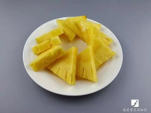 去皮小妙招:凤梨去皮竟这么简单 不用一分钟全变凤梨块!太实用了