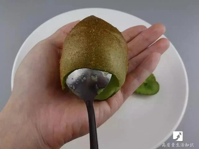 去皮小妙招:凤梨去皮竟这么简单 不用一分钟全变凤梨块!太实用了