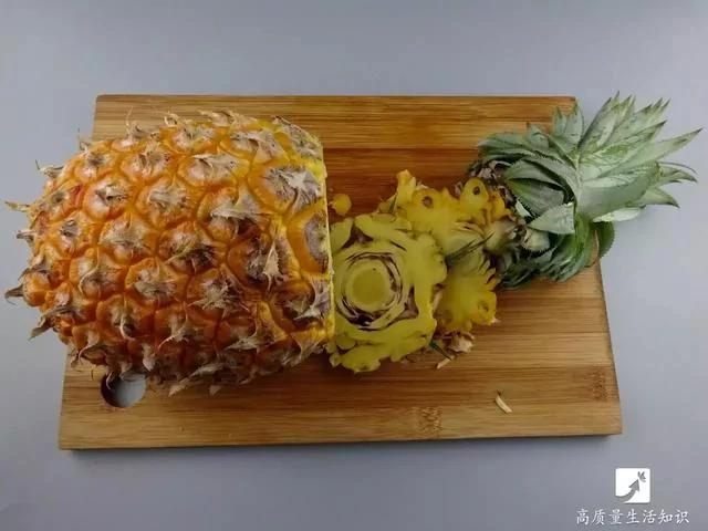 去皮小妙招:凤梨去皮竟这么简单 不用一分钟全变凤梨块!太实用了