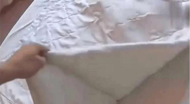 18岁女孩发现床上的被子不对劲 掀开被子吓得后退两步!