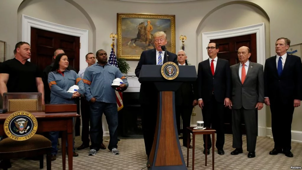 美國副總統彭斯、財政部長努欽（右三）、商務部長羅斯（右二）和美國貿易代表萊特希澤（右一）參加了川普總統在白宮簽署徵收鋼鋁關稅宣言的儀式（2018年3月8日）。其中財政部長努欽、商務部長羅斯和美國貿易代表萊特希澤定於5月3號啟程前往中國訪問。