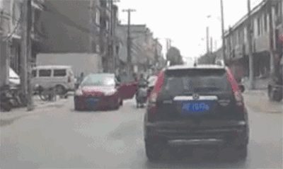 荷兰人“开车门”的方法 你的一个小改变就能避免无数意外!