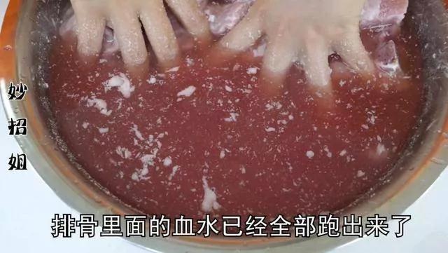 清洗排骨最正确的方法 1分钟脏东西全跑出来!这样煮的排骨会更香