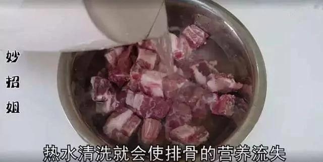清洗排骨最正确的方法 1分钟脏东西全跑出来!这样煮的排骨会更香