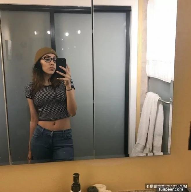 这张女孩在镜子前自拍照吓坏上万网友 放大后才发现这“亮点”!