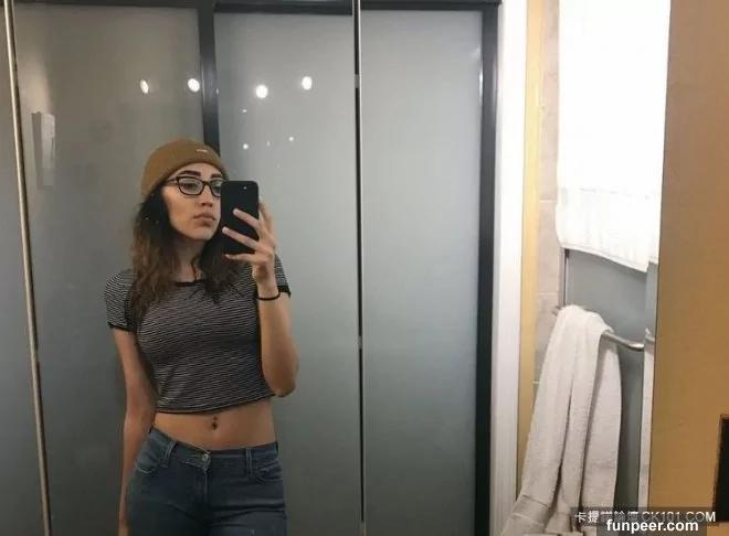 这张女孩在镜子前自拍照吓坏上万网友 放大后才发现这“亮点”!