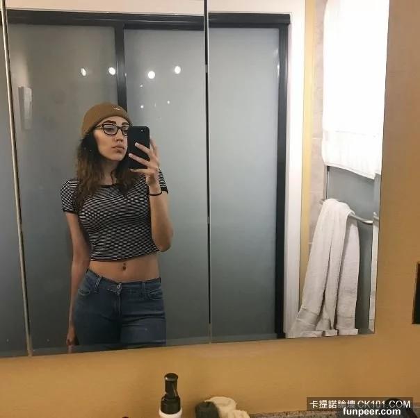 这张女孩在镜子前自拍照吓坏上万网友 放大后才发现这“亮点”!